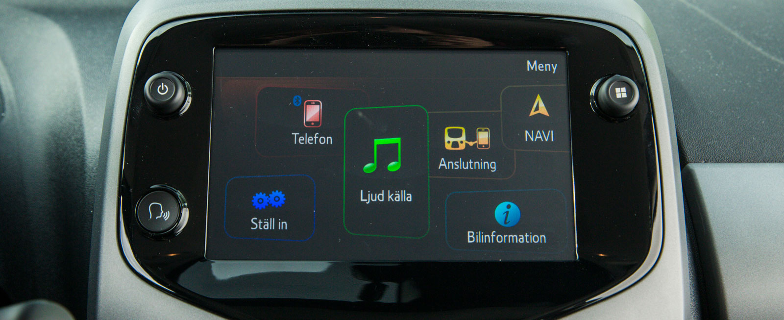 Toyota har tänkt till och den nya medieanläggningen är betydligt mer användarvändlig än tidigare system. Plus för den lättskötta navigatorn, som ingår i priset.