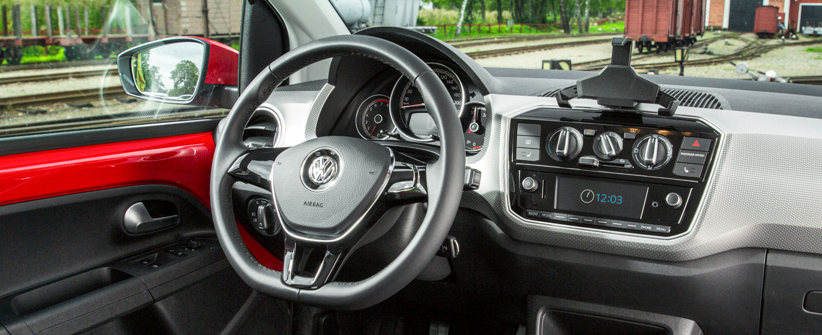 VW:s förarmiljö är tyskt funktionell och upplevs som luftigare än konkurrenternas. Manicken högst uppe på panelen är ett fäste för mobiltelefonen.