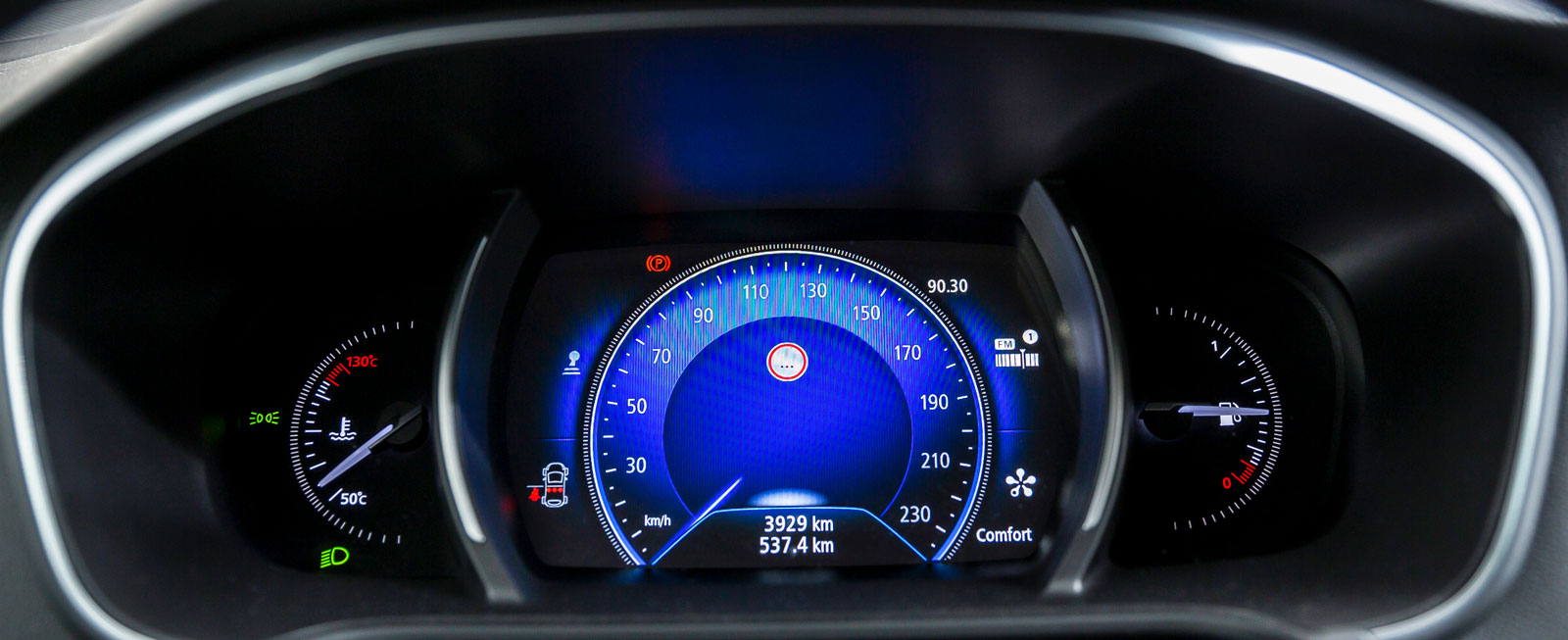 På bilden lyser Renaults hastighetsmätare vackert blå. Man kan även att välja andra färger och annan instrumentlayout.