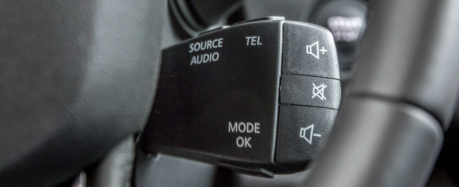 Även förarstol med massagefunktion ingår i Bose-paketet. Inställlningarna görs via den stora pekskärmen mitt på instrumentpanelen.