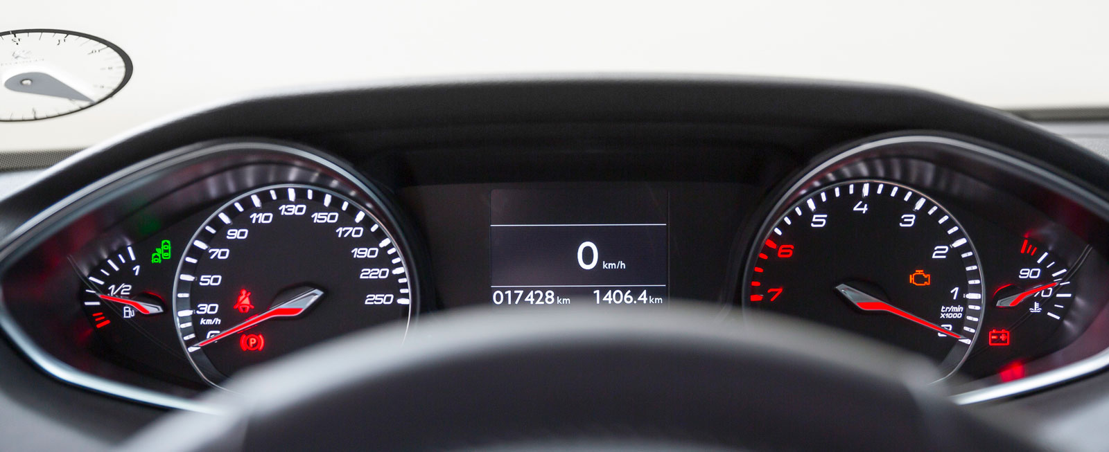 Peugeots högt placerade mätartavlor sitter skelögt långt ifrån varandra och är svåra att överblicka. Som tur är finns även en digital hastighetsmätare mitt framför förarens ögon.