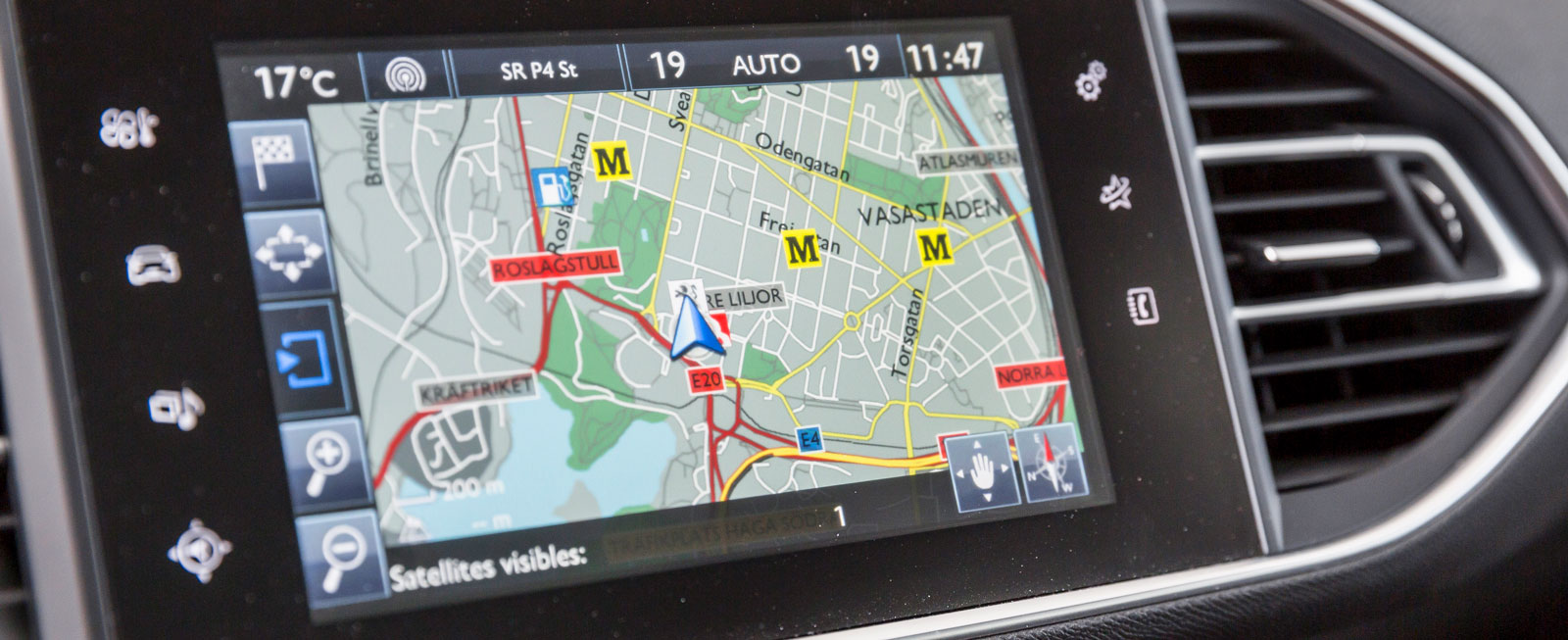 Peugeots pekskärm är lite långsam i reaktionerna och systemet börjar kännas lätt föråldrat. Telefonfunktionerna är krångliga, men bra är att navigation är standard.