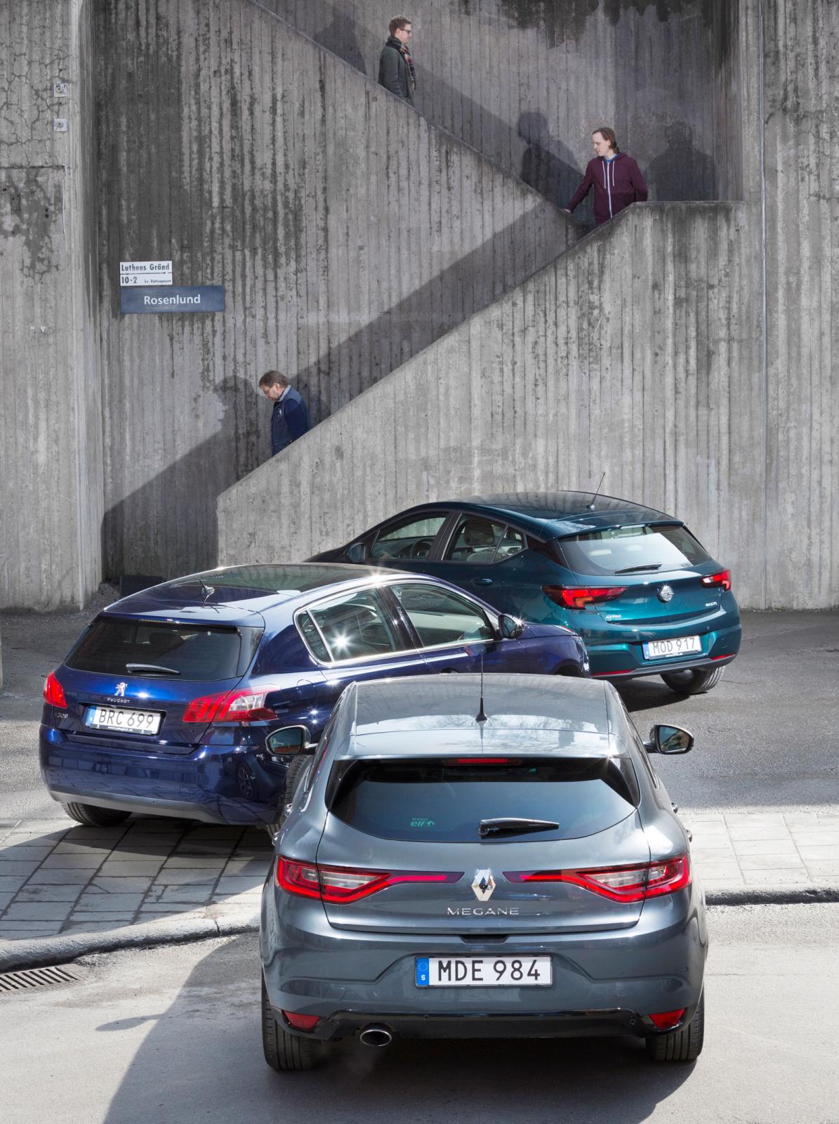 På Renault Mégane, närmast kameran, tänds även bakljusens LED-slingor när varselbelysningen är på. Så är inte fallet med Peugeot 308 och Opel Astra. Där är det bara LED-ljuset i fronten som lyser under dagtid.