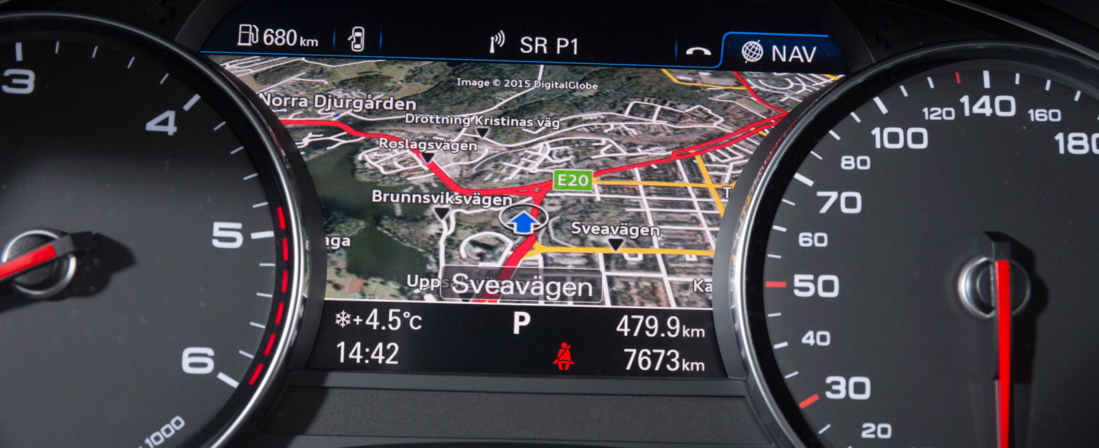 Navigationssystemets snygga karta kan visas på ytan mellan mätarna, mitt i förarens synfält. Läckert och funktionellt!