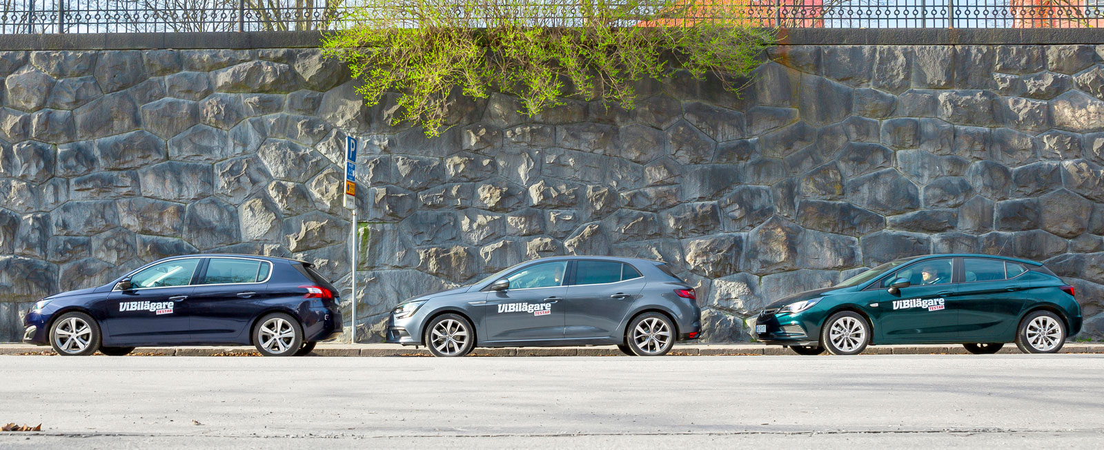 Opel Astra sist i kön, efter Peugeot 308 och Renault Megane. Men bilden ljuger! Astrans slutplacering i testet blev betydligt bättre än så...