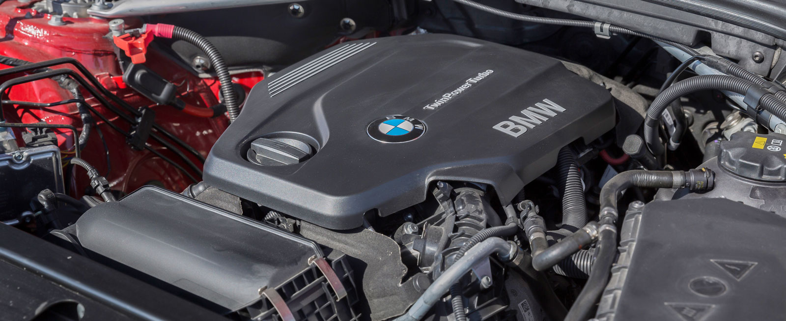 BMW:s fyra på 190 hk är verkligen kraftfull och har en skön, lite mörk ton vid gaspådrag. Den åttaväxlade automatlådan kompletterar utmärkt men lika snålt som i Mercedes går det inte.