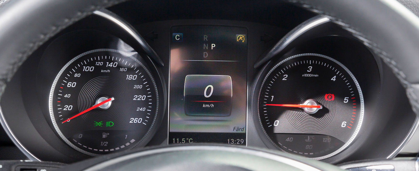 Instrument snarlika dem i Land Rover men färddatorn mellan dem är betydligt modernare, med fräsch grafik och mängder av informationsmöjligheter.