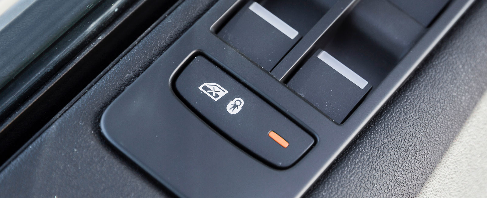 Land Rover har elektrisk aktivering av barnsäkerhetslåsen – bra.