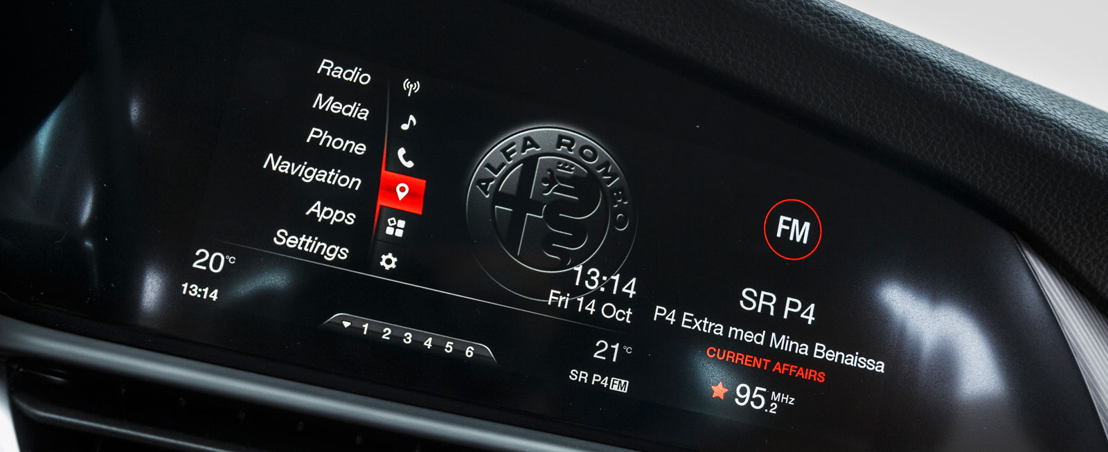 Alfa Romeos system är uppbyggt ungefär som BMW:s men skärmen är elegant integrerad i panelen. Mycket lättskött, inte lika många funktioner som i BMW dock.