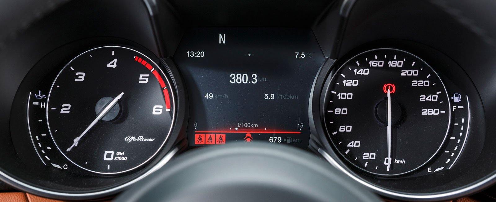 Alfa Romeos instrumenttavlor finns på traditionellt vis djupt nere i ”strutar”. Mellan dem en 3,5-tums TFT-skärm med tydlig visning.