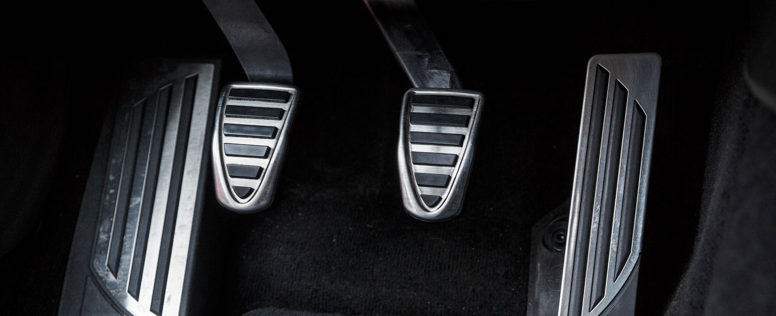 Formgivning ända ned på fotnivå hör till i Alfa Romeo Giulia. Stödplattan för vänsterfoten är nästan alltför bred och kopplingens slag kunde gärna vara åtskilligt kortare.