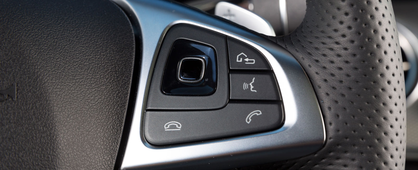 Mercedes rattkontroller är bäst i test. Med små touch-knappar kan hela mediesystemet styras. Så mycket smidigare kan det inte bli!
