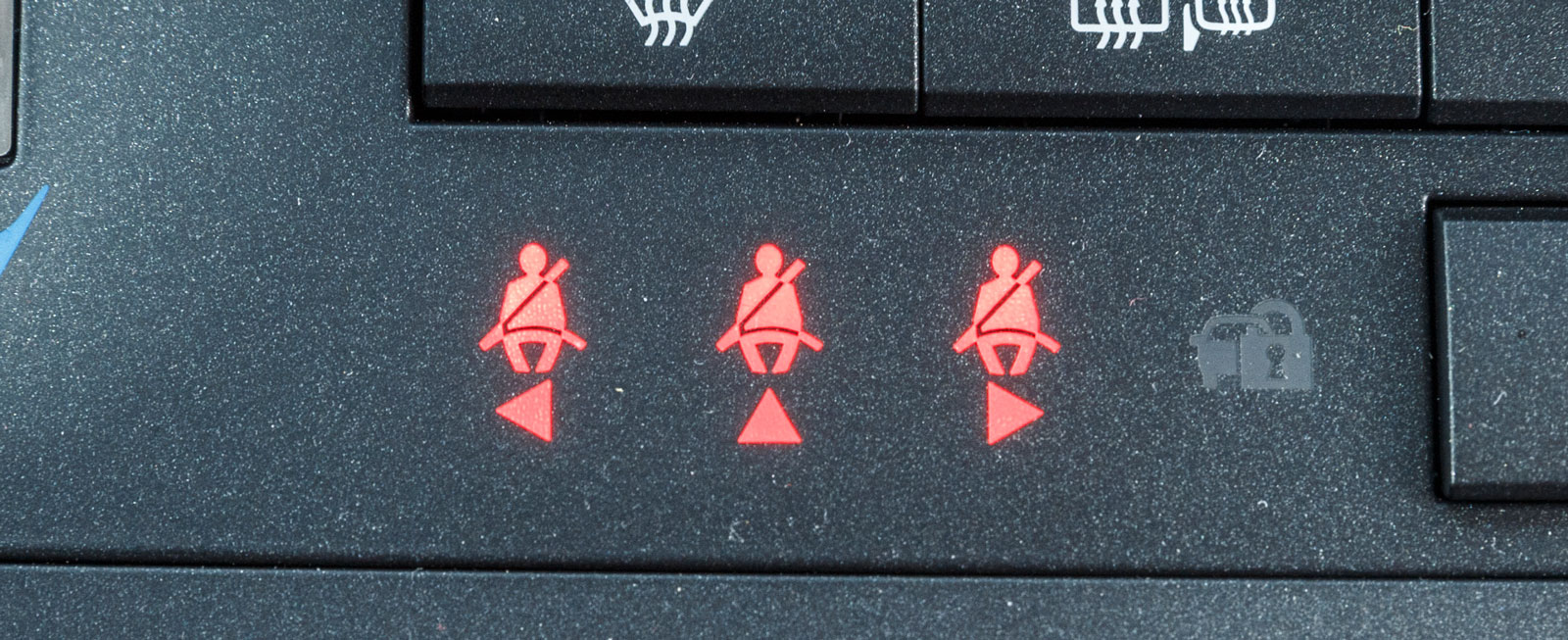 Även i Lexus är bältessituationen för dem där bak tydligt utmärkt.