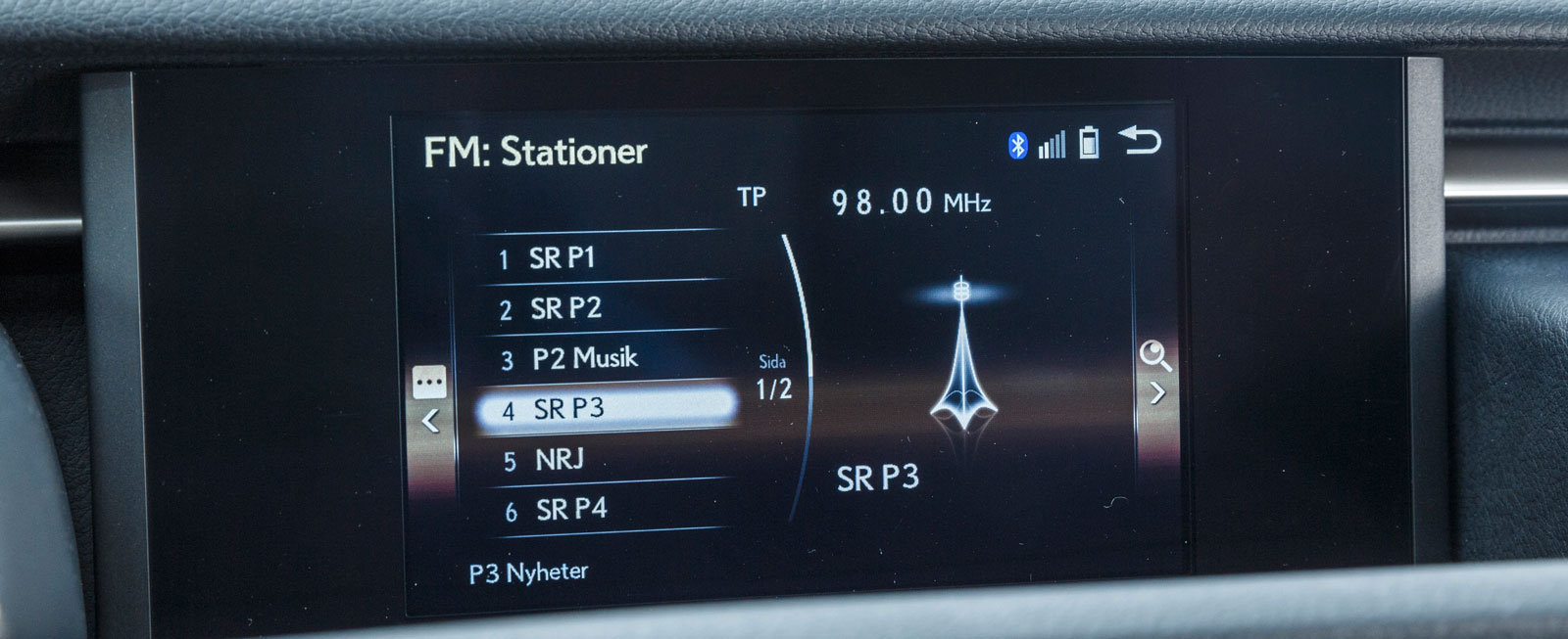 Sedan vi senast testade Lexus (2014) har styrningen av systemet ändrats till det bättre. Grafiken är blåtonad och systemet är både omfattande och lättskött.