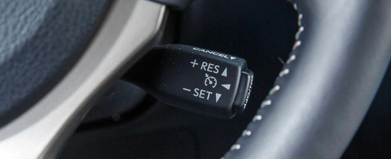 Farthållarens reglage är bekant från Toyotabilar sedan urminnes tider. Det fungerar fortfarande alldeles utmärkt.