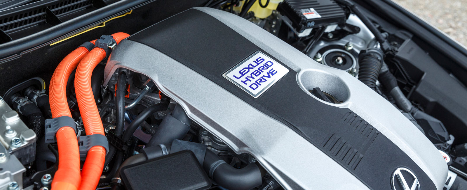 IS-programmet finns nu enbart med hybriddrift, turbofyran är borta. Systemet fungerar klanderfritt men arbetade inte alls så snålt som angivet under testet.