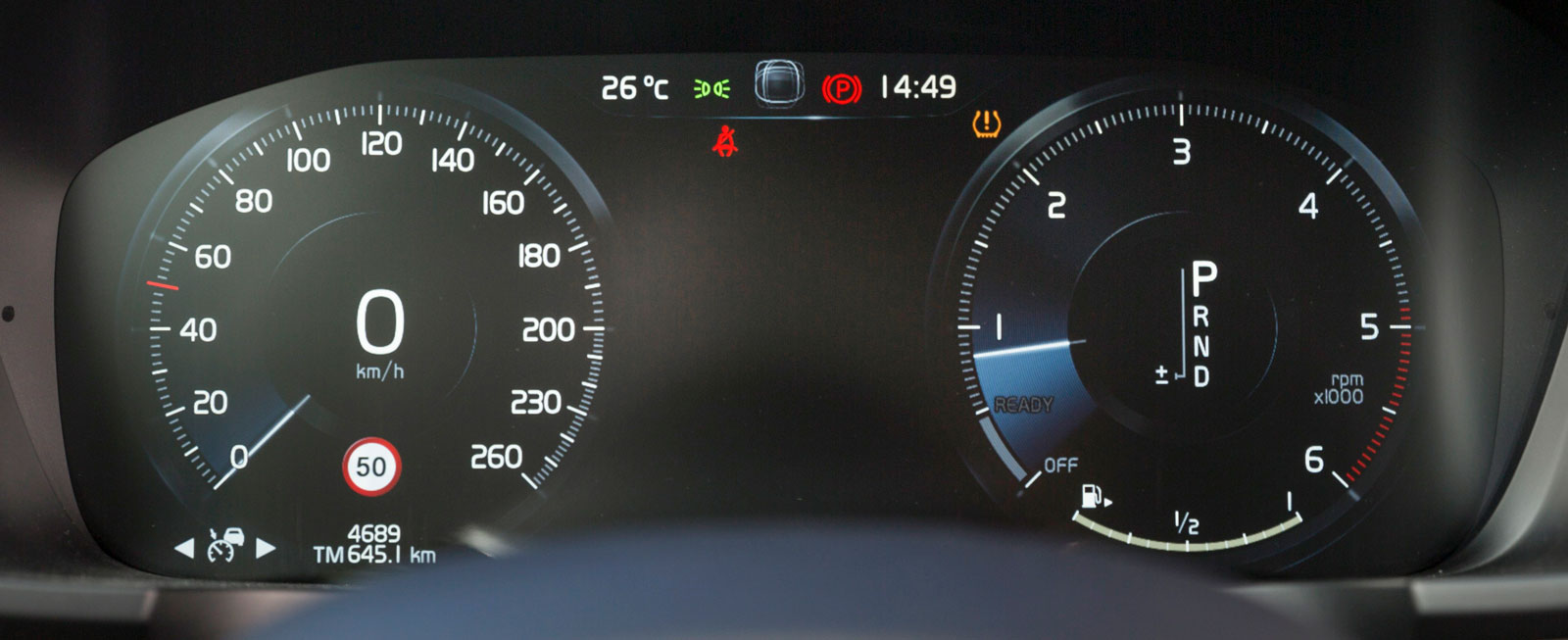 Volvo S90 Inscription har digital instrumentering som standard. En hel rad olika visningsalternativ finns, men på bilden nöjer vi oss med att visa standardläget med vanlig hastighetsmätare och varvräknare.