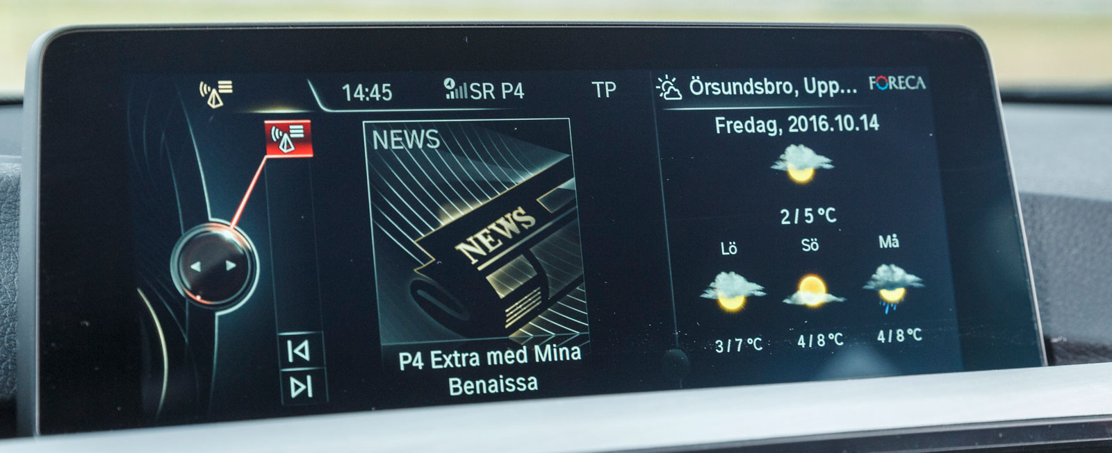Omfattande funktionsmeny i BMW, dessutom lätt att navigera med ”iDriveratten” mellan stolarna. Mycket tydlig grafik, bland marknadens bästa system.