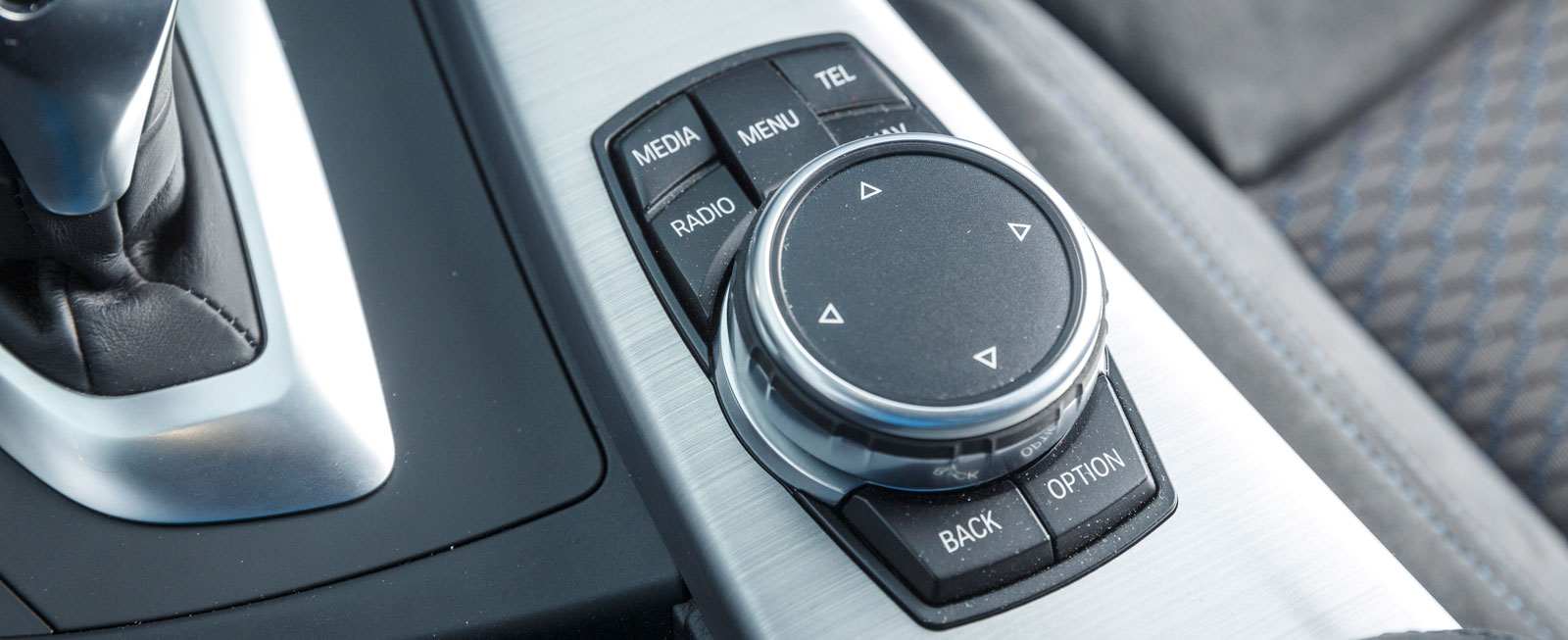 BMW:s vred för iDrive är omgivet av inte mindre än sju tryckknappar, mot två i Alfa Romeos motsvarighet. Några problem i hanteringen är det ändå inte.