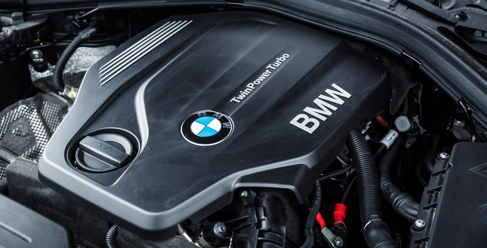 BMW:s rykte som tillverkare av fina motorer skäms verkligen inte för sig i 320d. Stark, flexibel och snål – en maskin att gilla. Men sänk gärna tomgångsljudet!