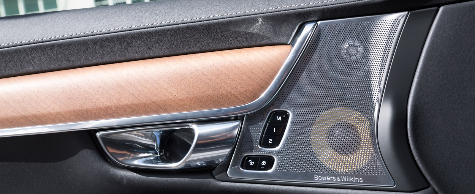 Så här eleganta blir Volvons främre dörrsidor om man väljer till värsta ljudsystemet från Bowers & Wilkins med 19 högtalare och 1 400 W. Pris: 30 900 kr.