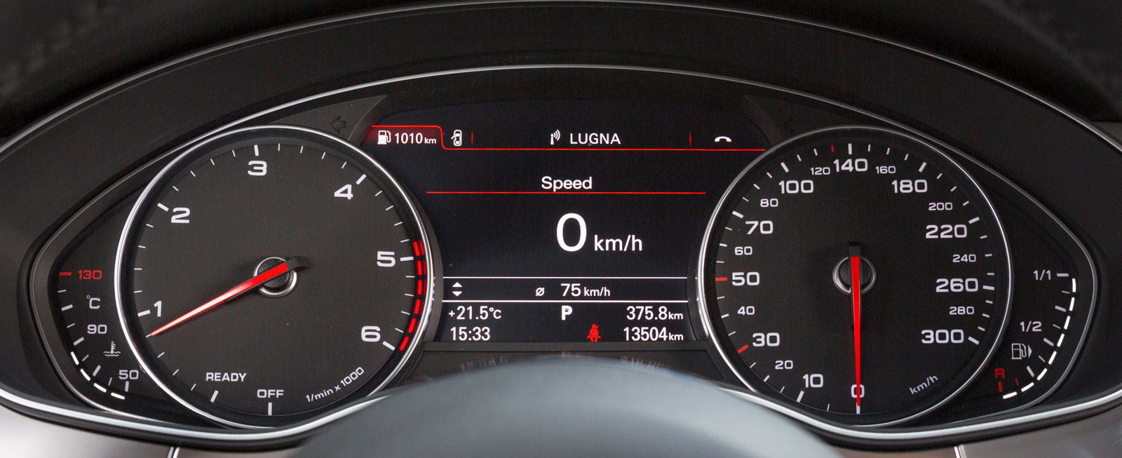 Audis analoga instrument är både tjusiga att titta på och tydliga att läsa av. Mellan mätartavlorna finns displayen för medieanläggningen. En bra finess är att i stort sett alla infotainmentfunktioner kan styras från ratten.