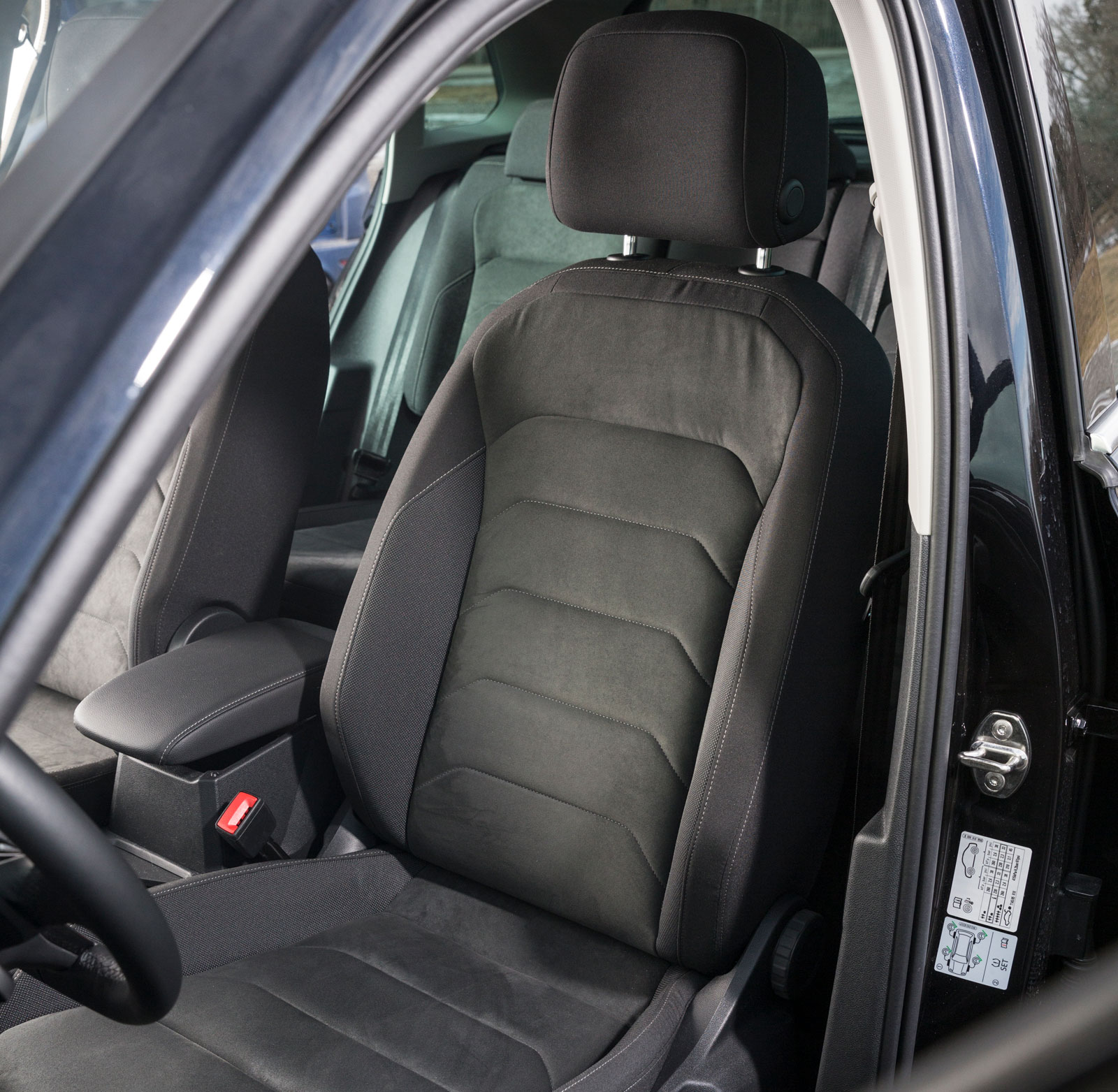 Testbilen hade en ganska platt stol med skönt, strävt tyg och massagefunktion – men inte eljustering. Udda kombination.