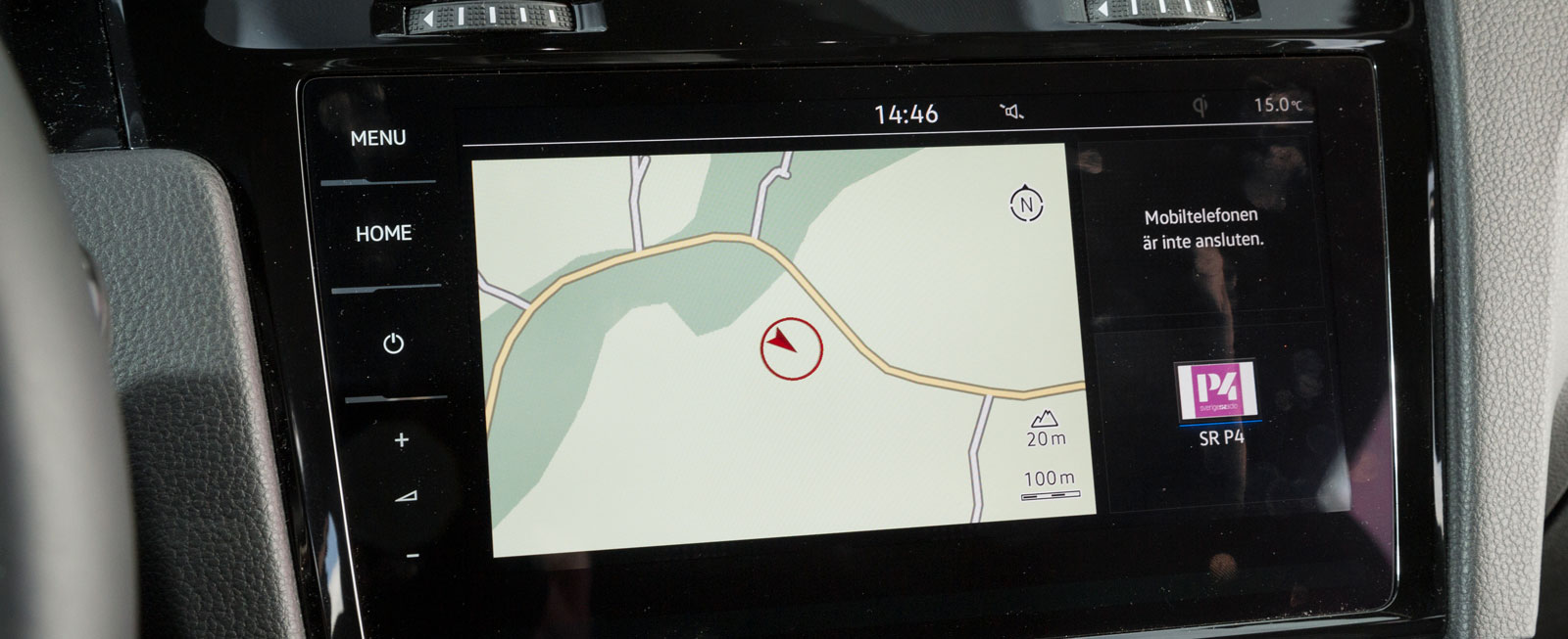 Toppversionen Discover Pro har navigation, 9,2-tum pekskärm och pekknappar. Vi föredrar den enklare 8-tum skärmen med två vred för volym och menyval.