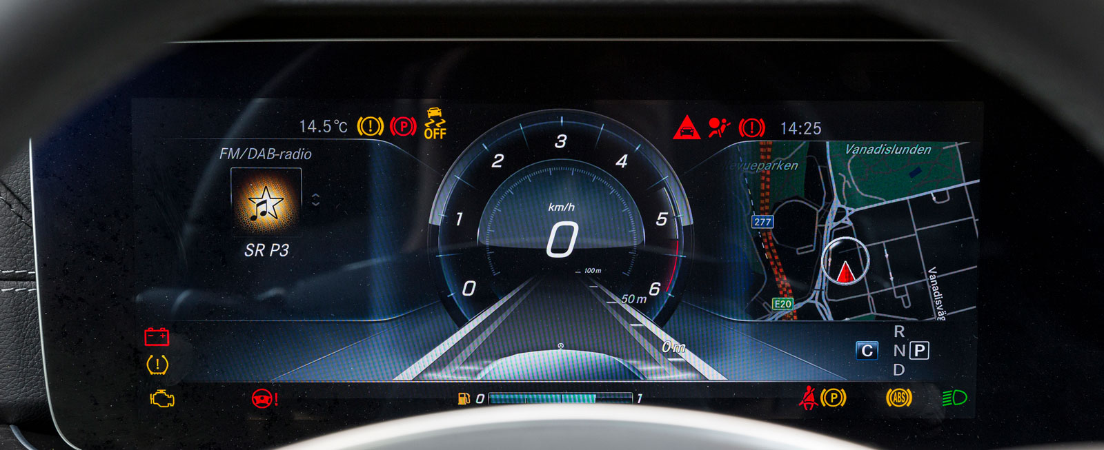 Mercedes instrumentkluster är testets mest spektakulära. En stor mängd olika konfigurationer finns tillgängliga för föraren (om han/hon väljer till värsta infotainmentsystemet Comand Online).