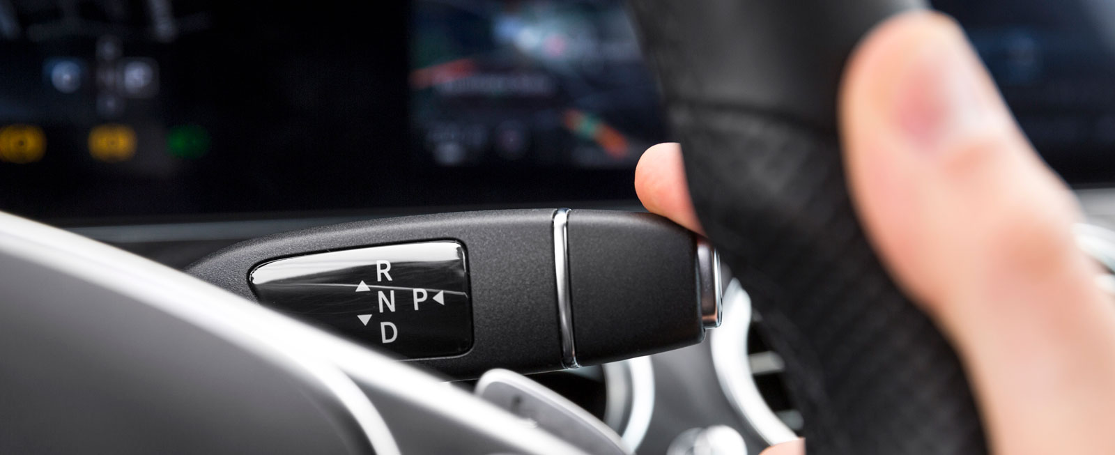Växelväljaren till den niostegade automatlådan är smart placerad till höger på rattstången.