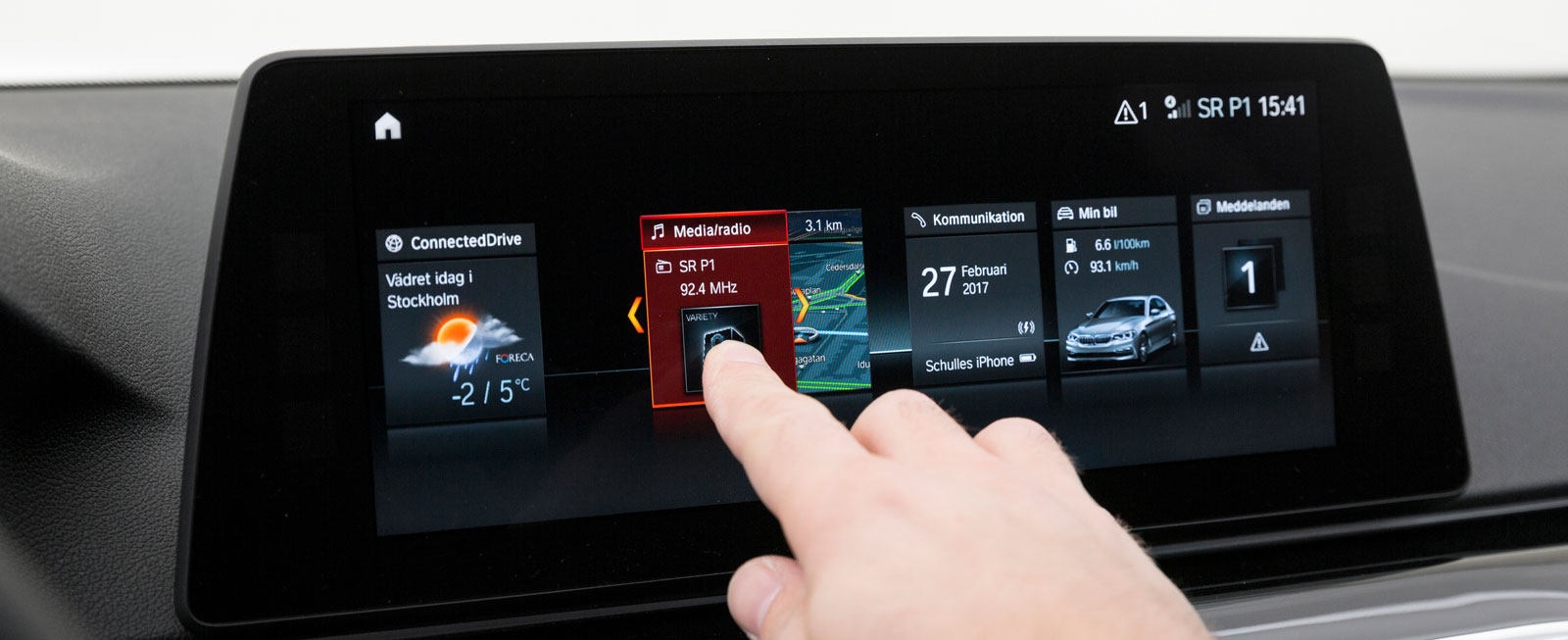 BMW:s mediesystem är testets mest kompletta. Det kan dessutom styras på en rad olika sätt. Från ratten, med fingergester (!) och via pekskärmen eller iDrive-vredet