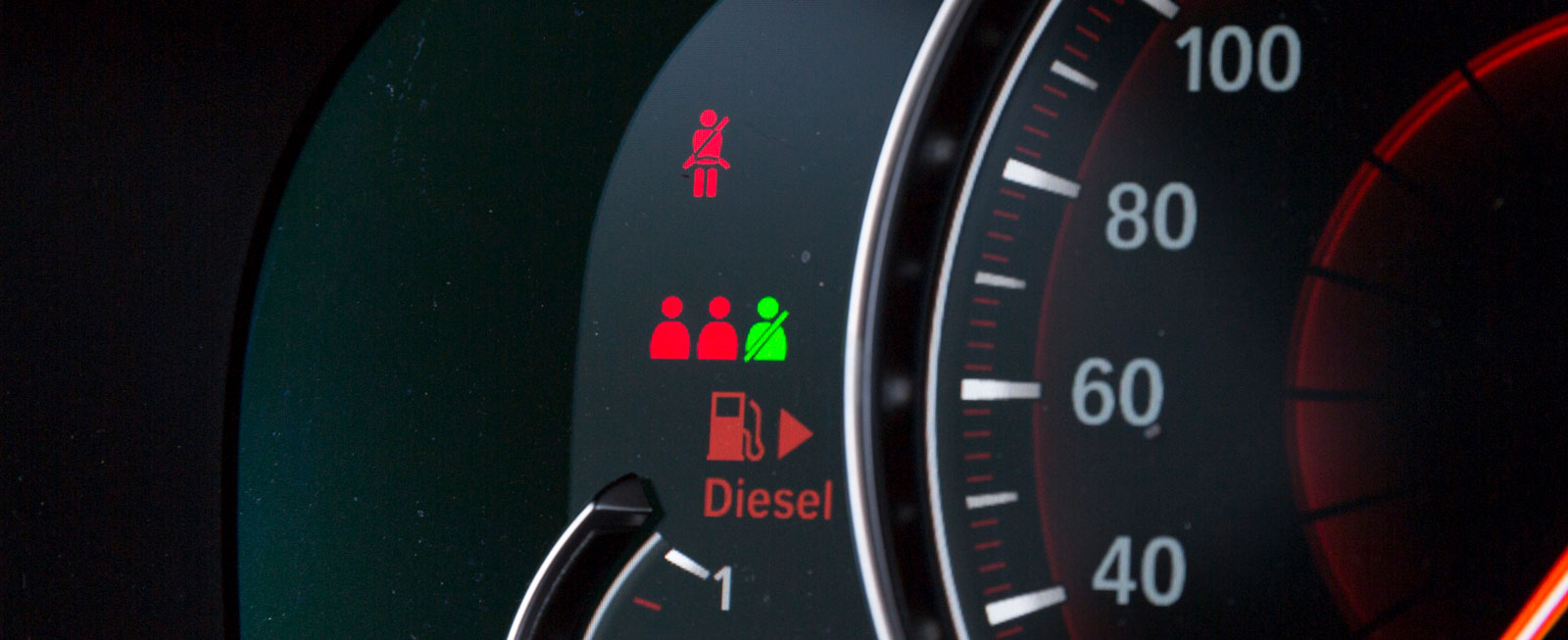 Bakre bältespåminnarna i BMW är små, men hyfsat tydliga.