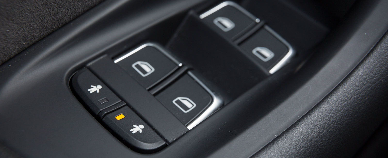 Elektriskt barnlås är standard i Audi – finns mot tillägg i Volvo.