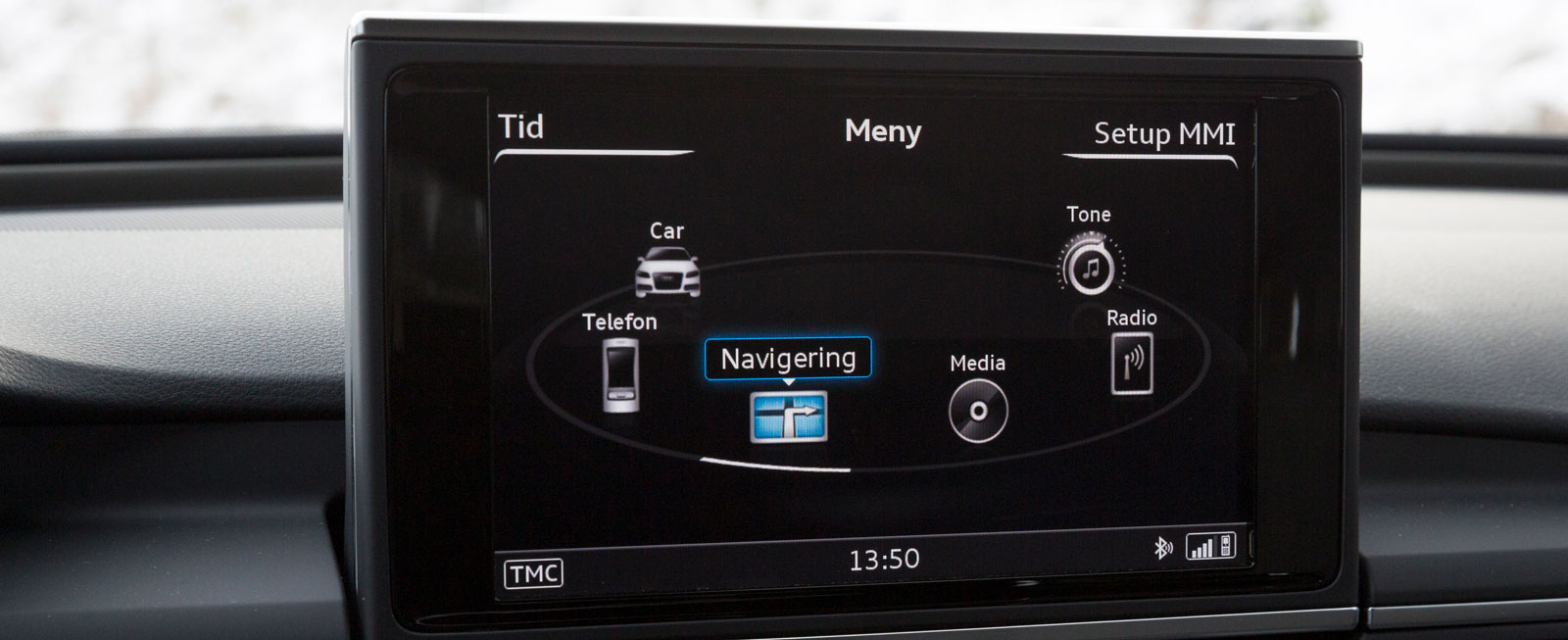 Audi har ett lättmanövrerat infotainment via sitt MMI-vred och snabbknappar, dock aningen skymda. Mot tillägg skrivplatta/snabbval för radiostationer.