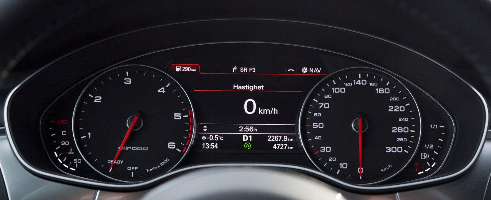Audi lyckas klämma in flera alternativa data mellan instrumenttavlorna, exempelvis färddator och navigation. Vad som ska visas väljer du med knappar och vred på rattens vänstra sida.