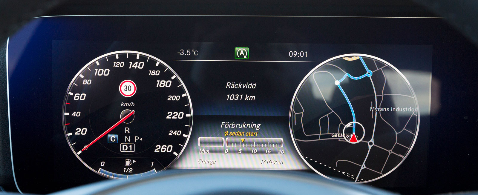 Mercedes har suverän hantering av vilken information man kan tänkas vilja ha i instrumentklustret. Man väljer med touchkontrollen på rattens vänstra sida.
