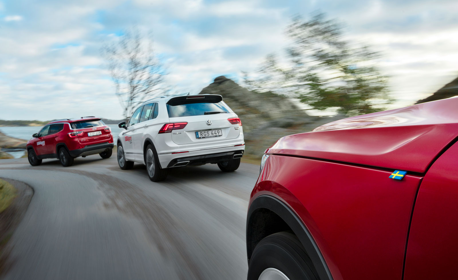 Volvo skyltar gärna med sina svenska gener och på XC40 sitter en blågul flagga i huvspringan. Men idén är inte ny, utan kopierad rakt av från Fjällräven. Det vet alla som äger en väst från det svenska klädmärket (lilla bilden).