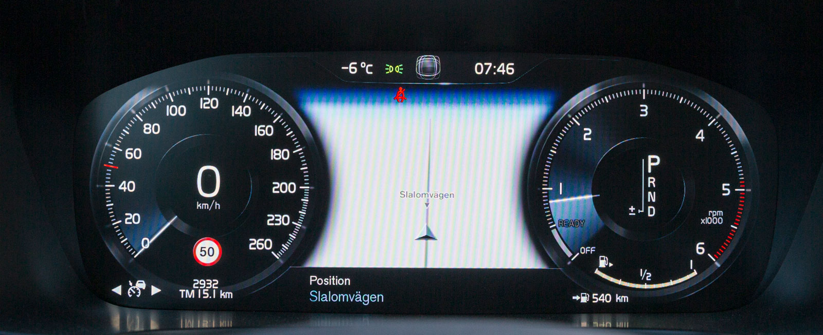 I V90 finns tre olika design-kluster med anpassad data. Men mellan dem kan man bara lägga navigation eller telefon. Inte ens i stora förardisplayen kan man få upp färddatorn.