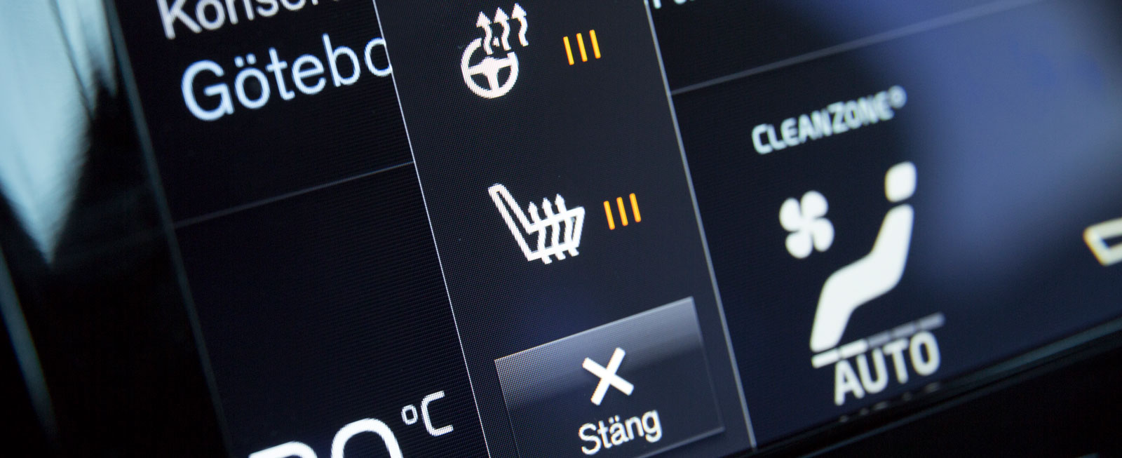 Alla inställningar görs i displayen via pekmetoden. Snabblägen finns för bland annat klimatinställningar, stols- och rattvärme.