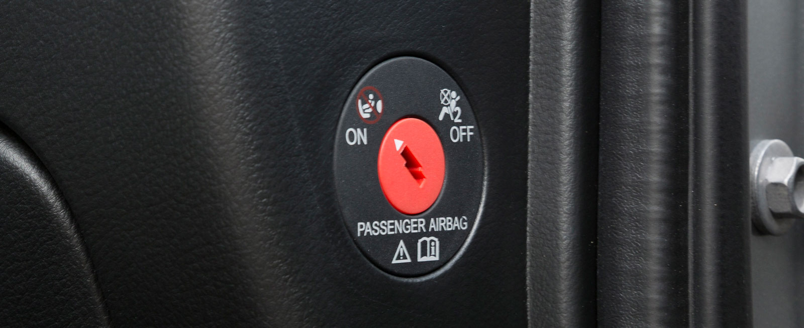 Alla tre stänger av passagerarkudden med nyckel.