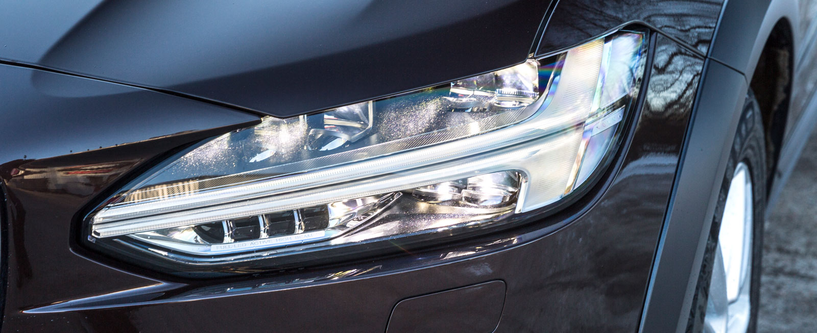 Volvos dynamiska LED-ljus (tillval) har bäst belysning i kurva på halvljuset och bländar inte mötande.