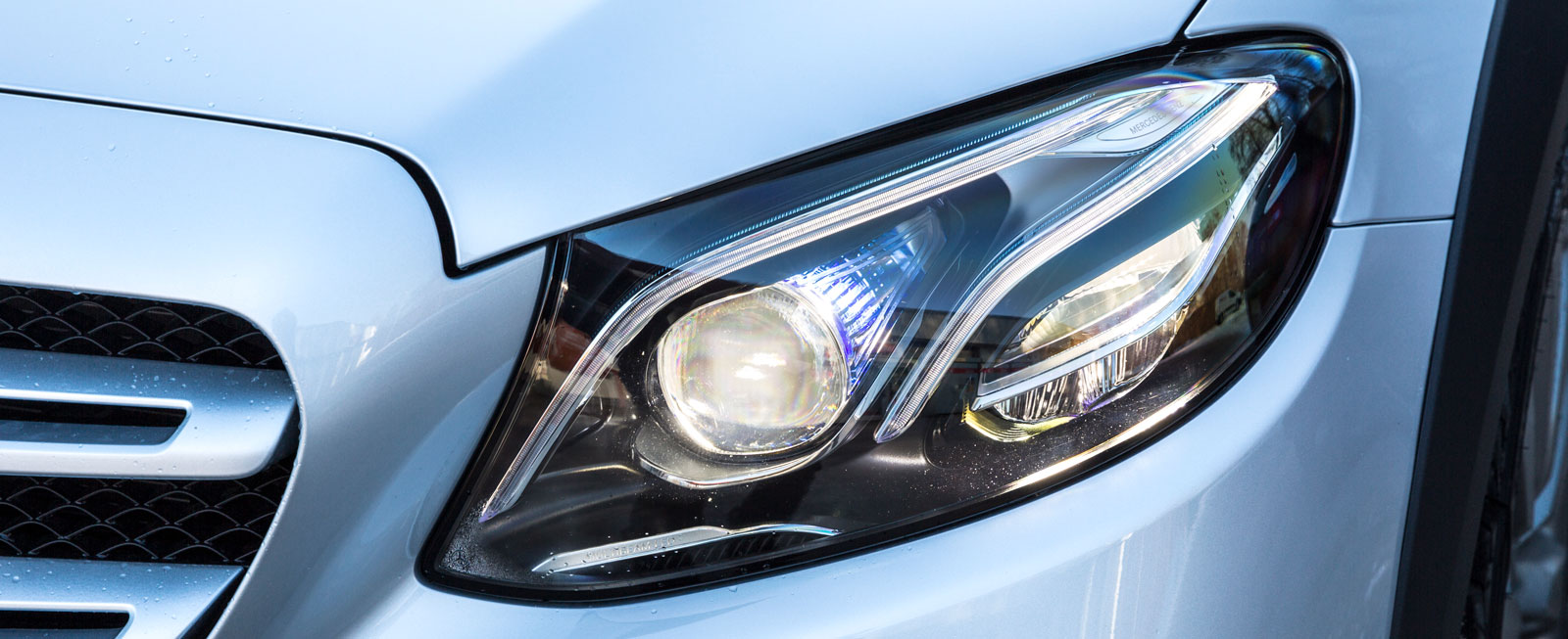 Multibeam LED-lampor ger ett extremt halvljus som bländar mötande, trots automatisk anpassning efter körförhållanden.