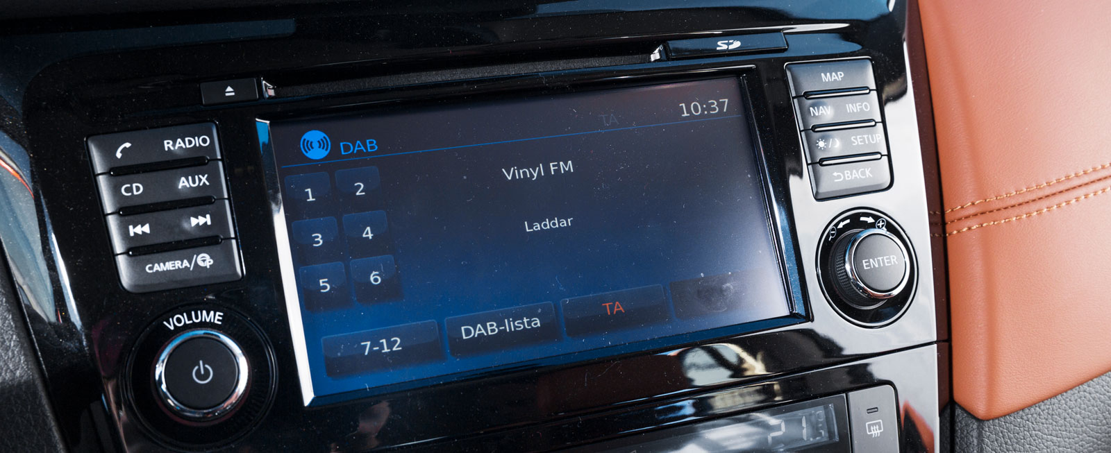 Nissan har en fin display för radio och navigator. Fordonsinställningar gör man med knappar på ratten och med hjälp av den lilla displayen i instrumentklustret.