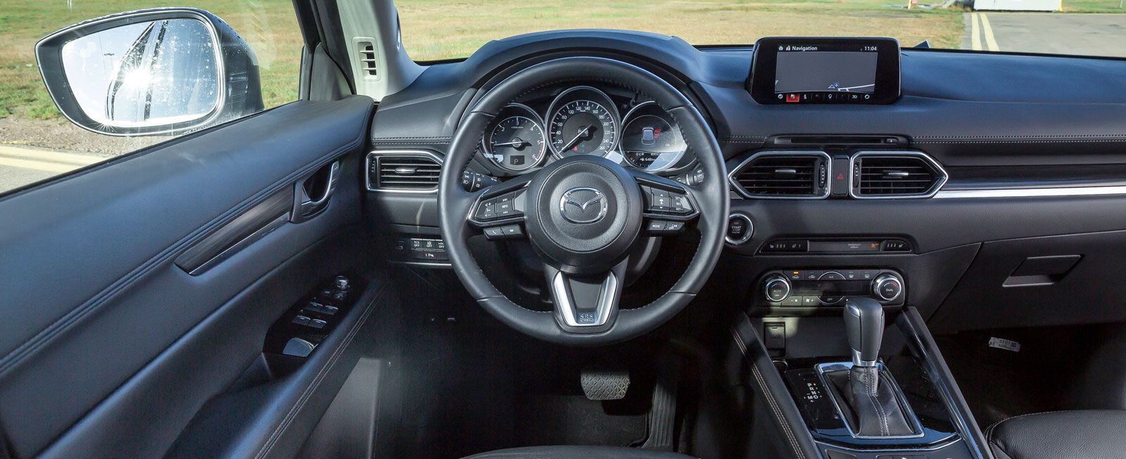Också i CX-5 jobbar Mazda med det man kallar förarorienterad placering av knappar och instrument, därav den högt monterade displayen.