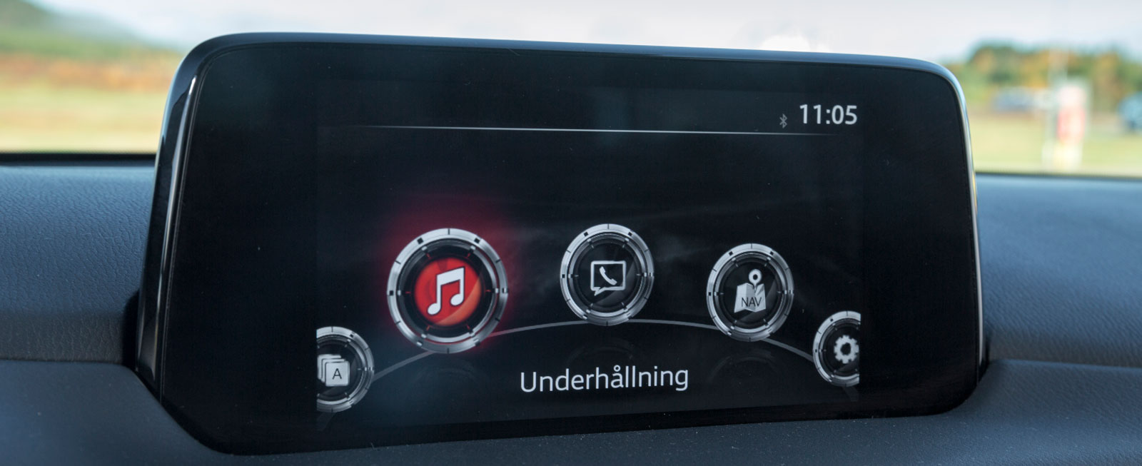 Vi gillar Mazdas högt placerade skärm och hur enkelt man flyttar sig mellan menyerna med vred eller fingertouch. Logiska menyer gör det lätt att hitta rätt.