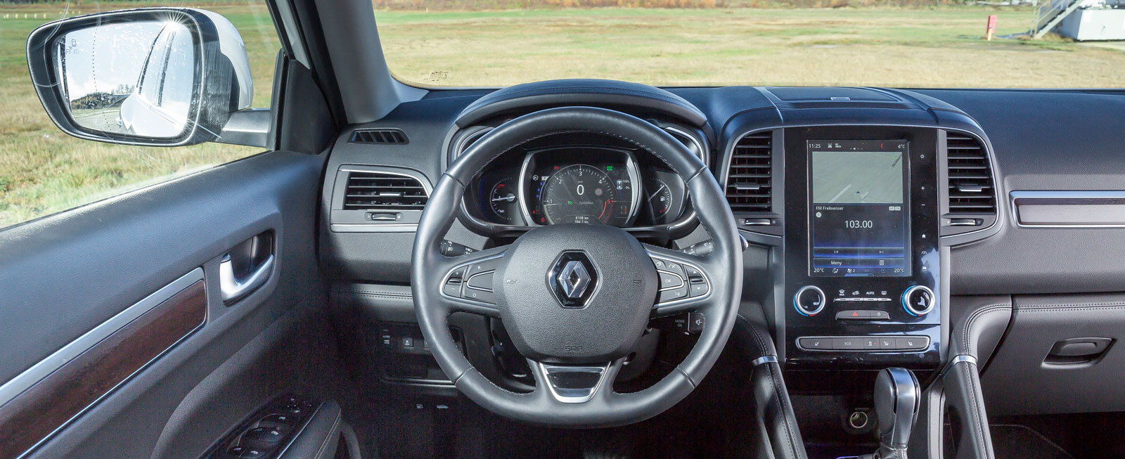 Koleos har en central tavla där man lagt både varvtalsmätare och digital hastighetsvisning. Liksom i X-Trail får också motortempmätare plats.