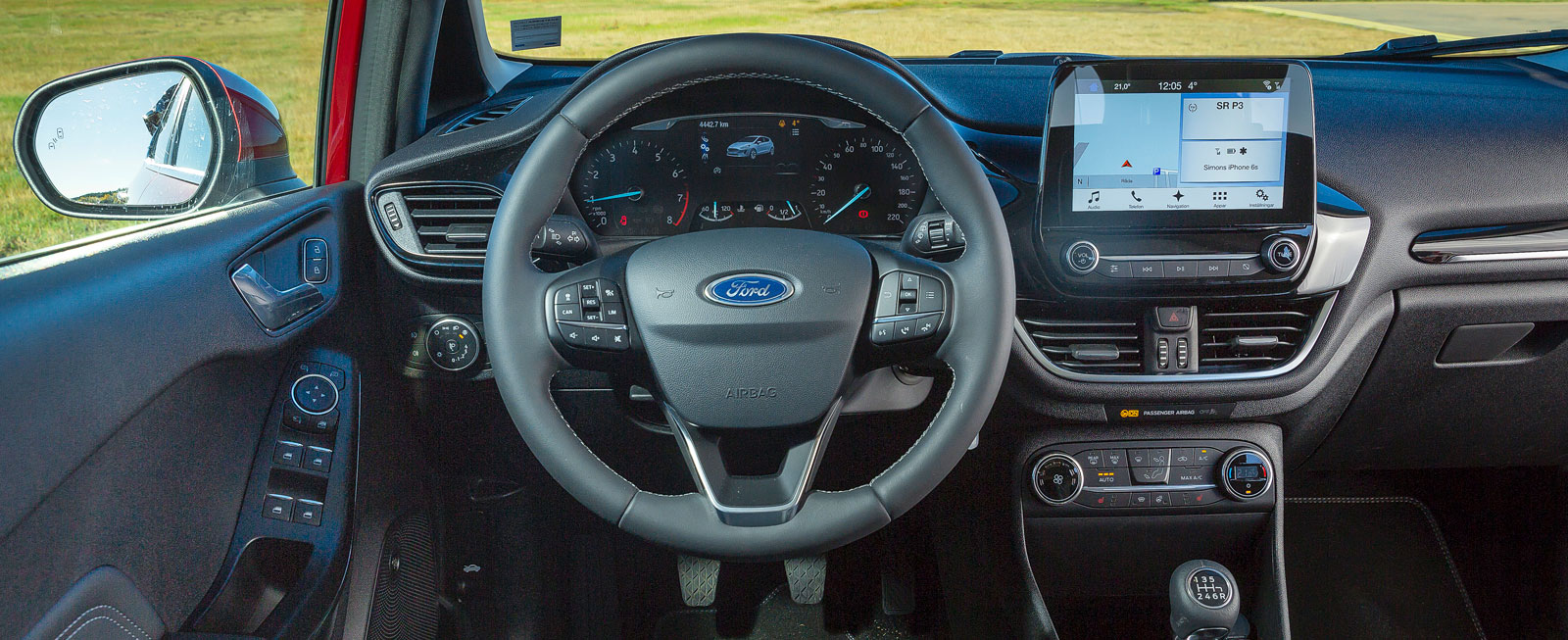 Ford har rensat hårt bland knapparna i förarmiljön, hälften är borta jämfört med gamla Fiesta. Samtidigt har detaljfinish och materialval vässats rejält.