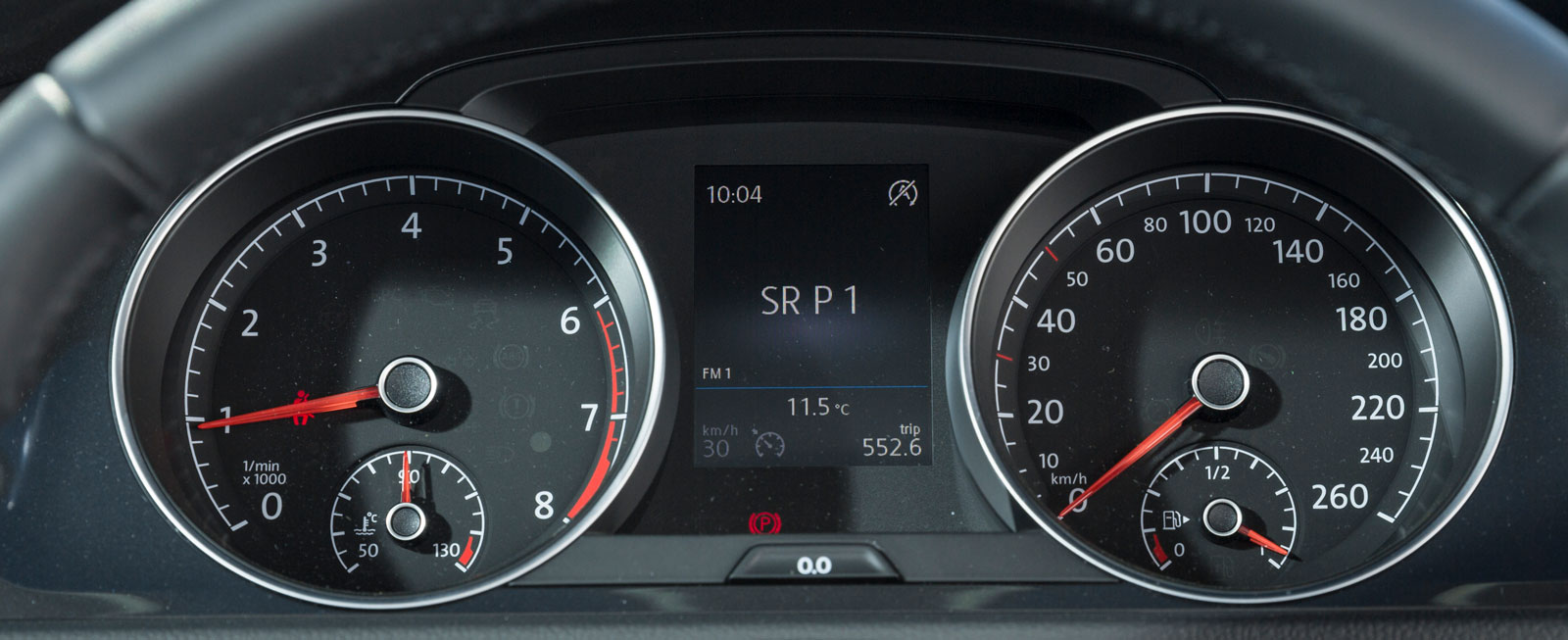 VW:s mätartavlor sitter djupt försänkta och kan även de upplevas som aningen dunkla i dagsljus. Färddatorn mellan rundlarna är mycket lättskött och informativ. Bäst i test!