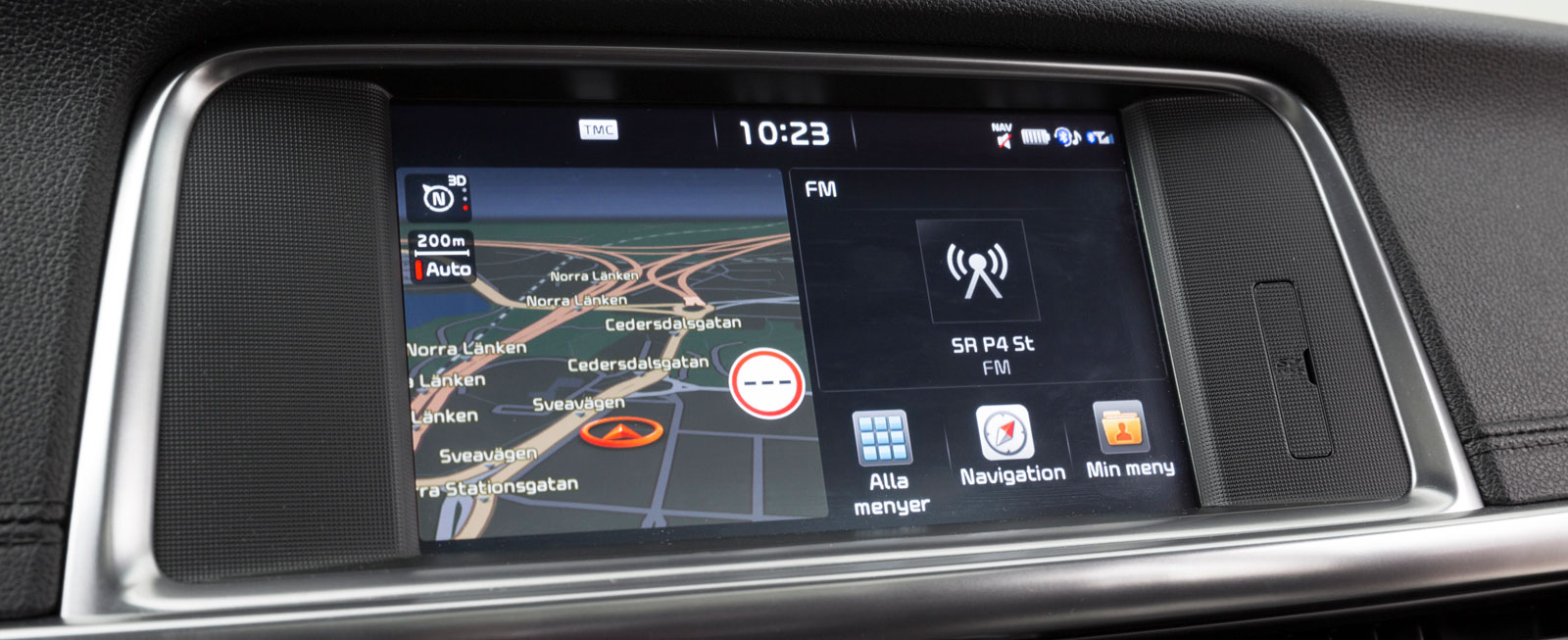 Här sköts främst inställningar för navigation, radio och kommunikation. Bilinställningar gör man med reglage på ratten i instrumentklustrets lilla display.