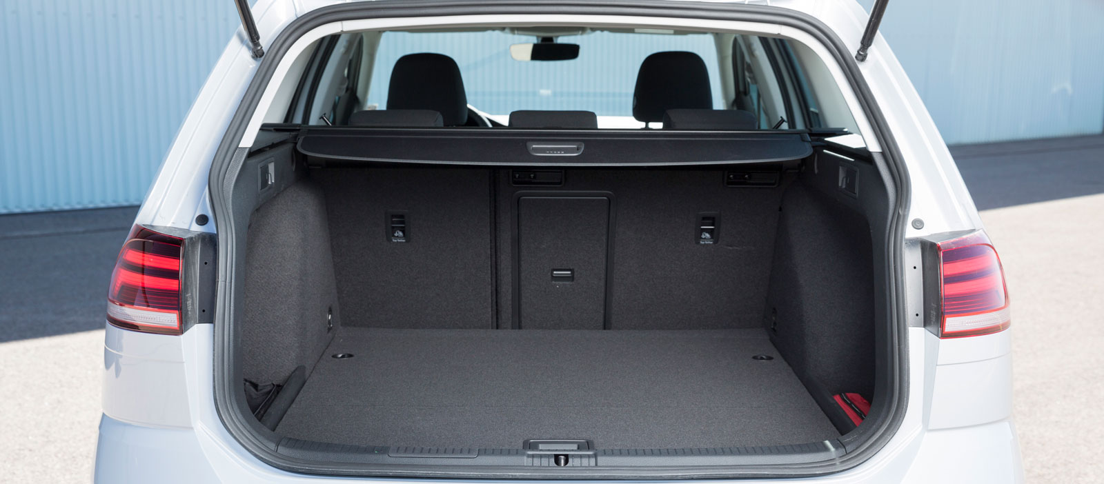 Golf är Astras raka motsats i fråga om finesser och detaljfinish i lastutrymmet. Här finns 12 V-uttag, kasskrokar, fällning bakifrån och fack för småprylar. Under lastgolvet finns dessutom ett stort utrymme och insynsskyddet är testets smidigaste. Ryggstöden fälls i förhållandet 60/40, dynan är fast.